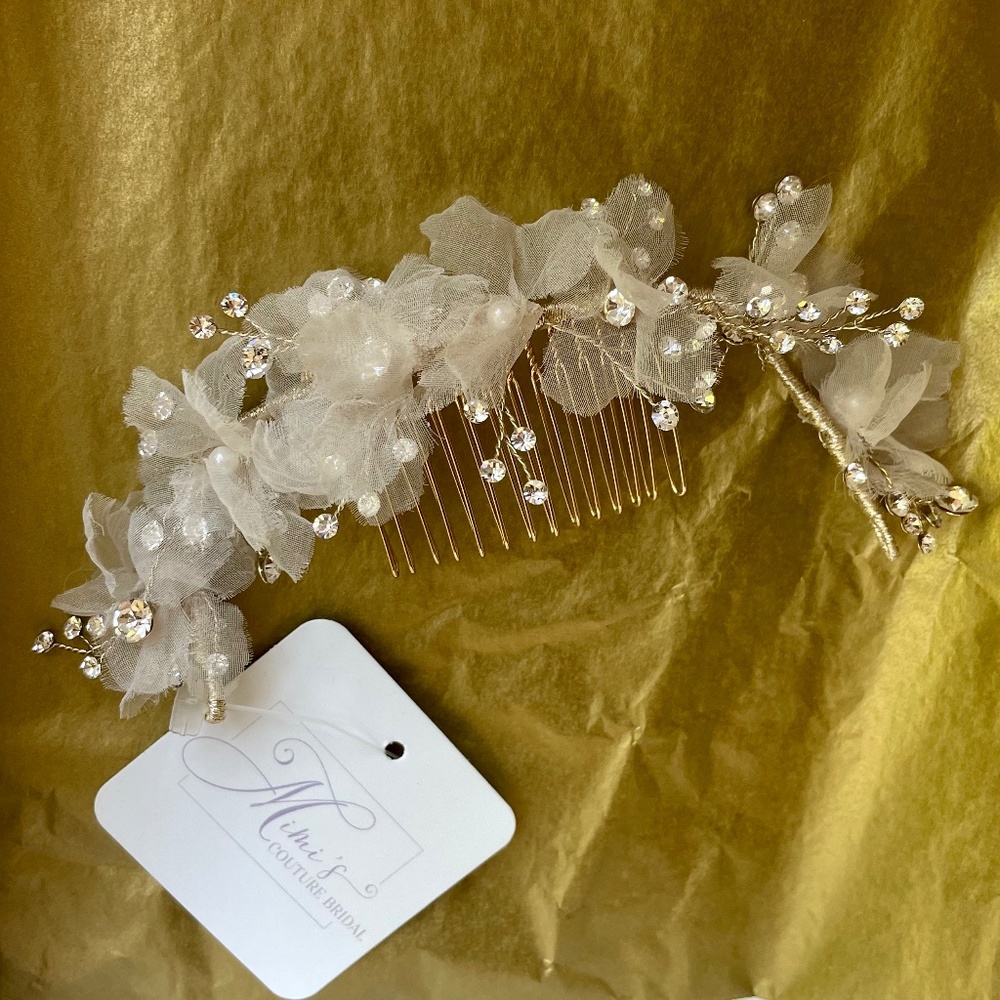 NWT - Hair Comb w/Austrian Crystal, Pearl and Tulle Spray